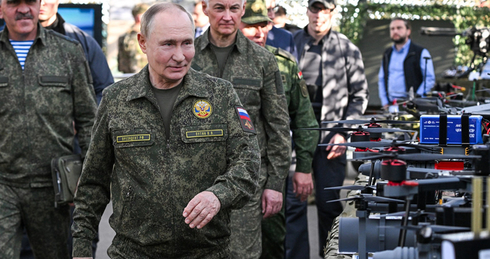 Президентът Владимир Путин заяви в четвъртък че Русия умишлено забавя икономическия