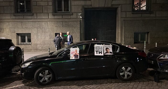 Няколко коли блокираха входовете към служебния паркинг на парламента малко