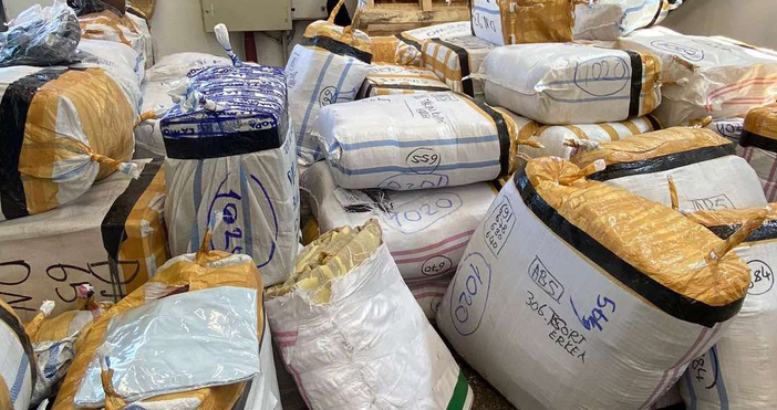 40 775 текстилни изделия спортни обувки и чанти със знаци