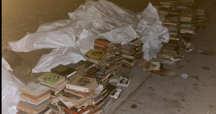 Много изхвърлени книги до контейнерите до бл 159 в Младост