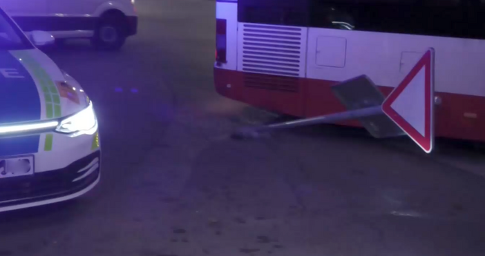 В болница за наблюдение остава бебето върху което снощи автобус