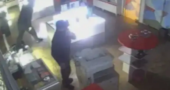 Светкавичен и дързък обир заснет от охранителни камери беше извършен