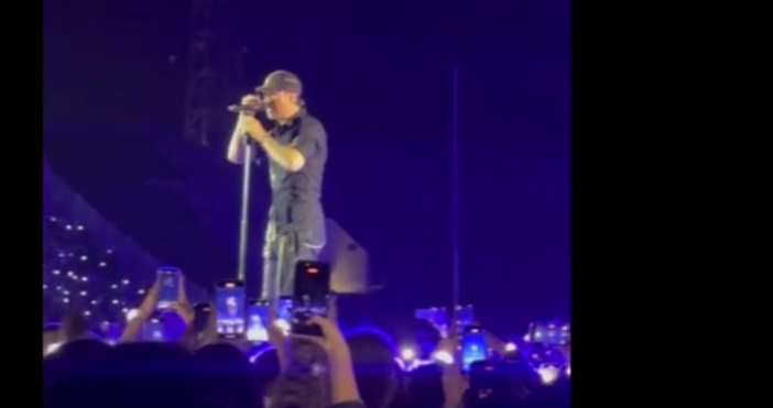 Обичам ви България See you soon С тези думи мегазвездата