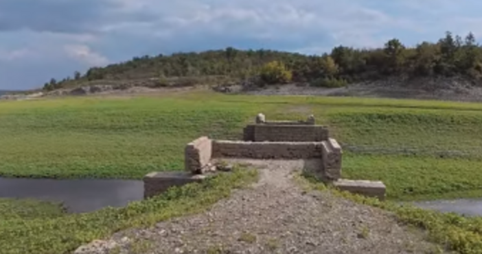 Сушата удари още един язовир но на повърхността изплува една отдавна потопена