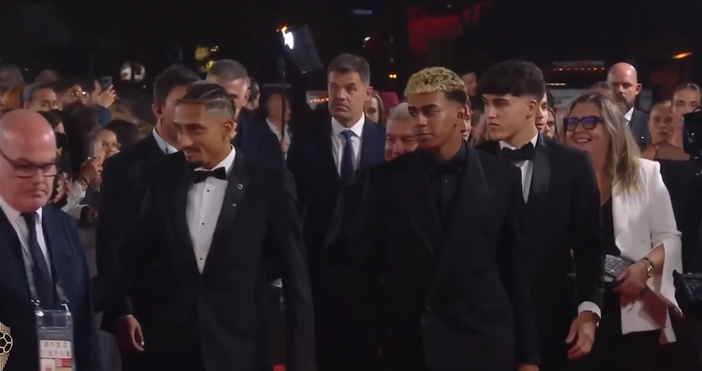 Ламин Ямал беше освиркан в Париж Делегацията на Барселона включваща 18 годишния нападател  Рафиня и Пау