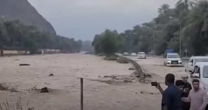През изминалото денонощие проливни дъждове са предизвикали наводнения и свлачища