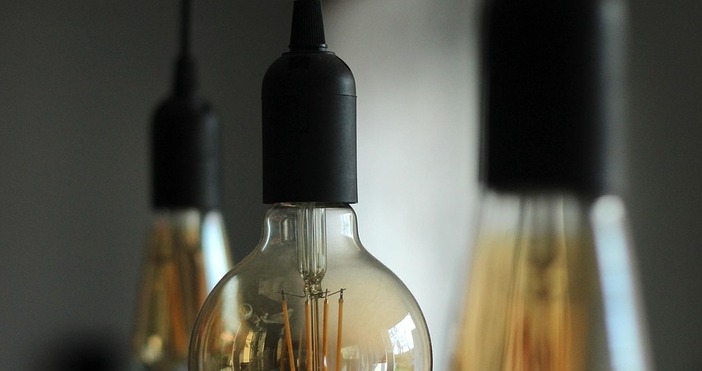 Докато официалните институции уверяват че банковите сметки ще се превалутират