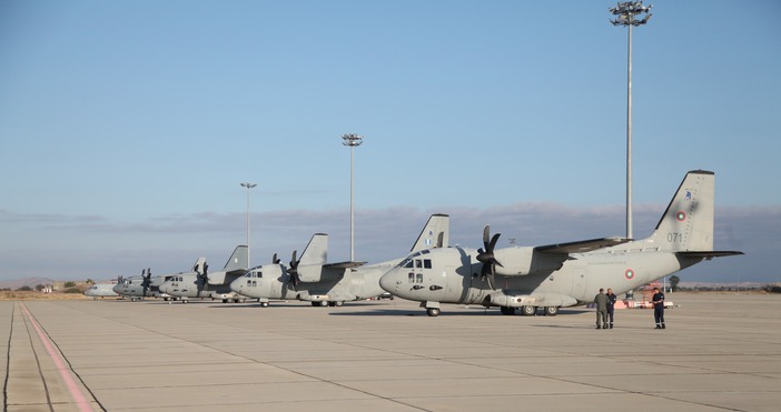 Армията предупреди за големи ниско прелитащи самолети над половин България Това