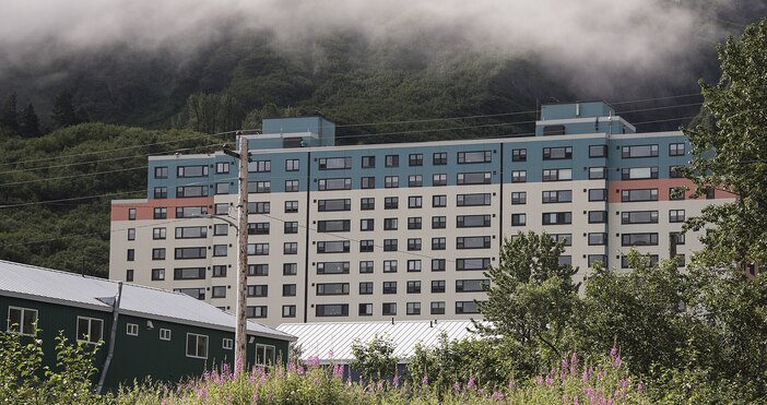 УикипедияГрад Уитиър Аляска е известен с това че почти