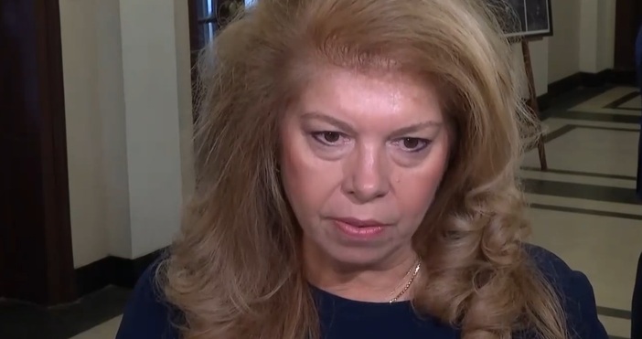 Вицепрезидентът Илияна Йотова заяви пред журналисти че продължава да очаква