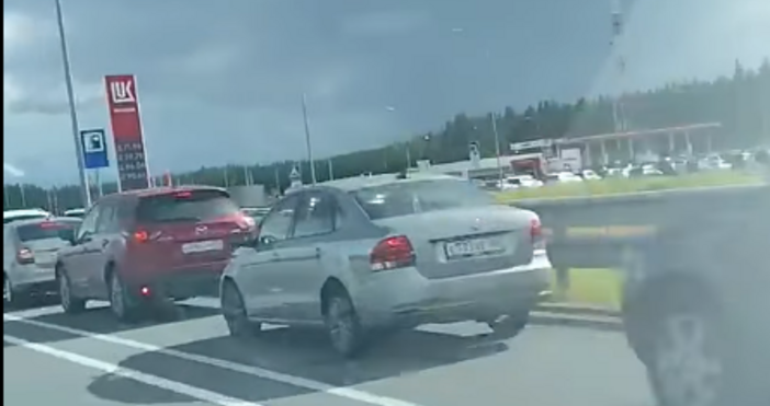 Пред бензиностанциите на Лукойл се вият огромни опашки За щастие не