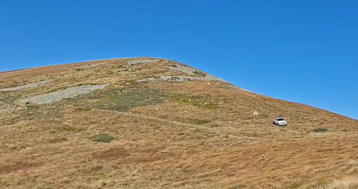 Жигули паркирано близо до връх Руен над 2000м Тук се