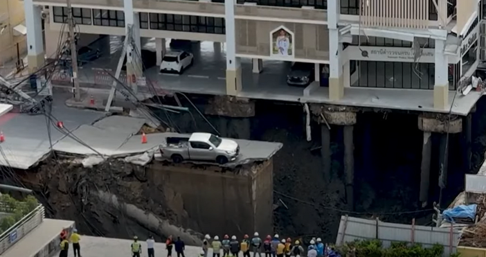 Кадри YoutubeОгромна дупка зейна насред оживена улица пред болница в