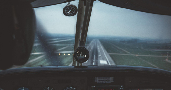 Самолет с испанския военен министър Маргарита Роблес на борда е