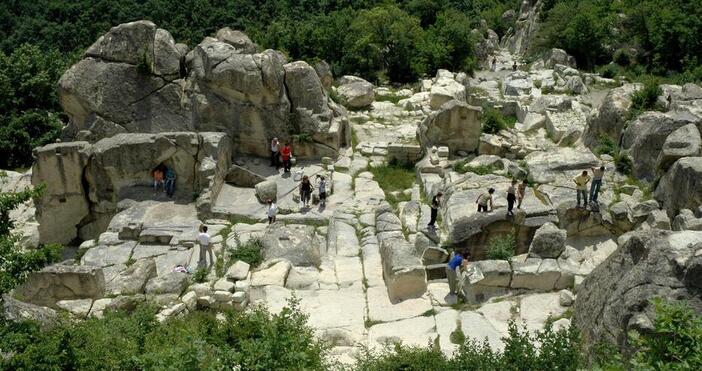 Археолозите на Перперикон разкриха каменен саркофаг с костни останки за