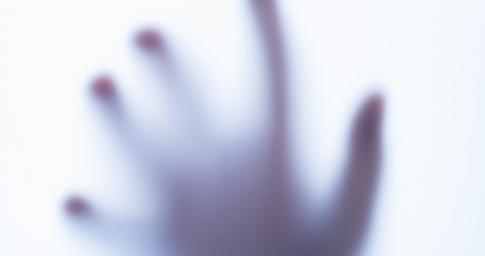 Клип с унижения над момиче заснет от участниците в конфликта