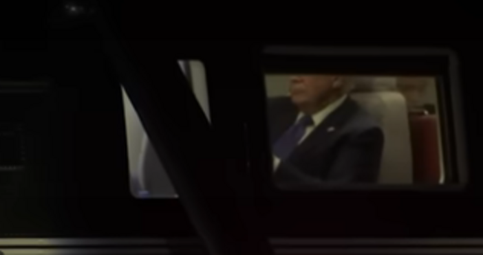 Доналд и Мелания Тръмп бяха заснети в неловък разговор на