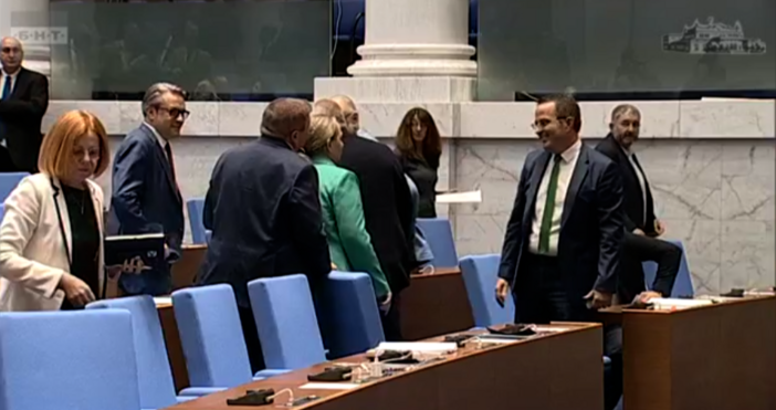 За трети пореден ден Народното събрание не успя да събере