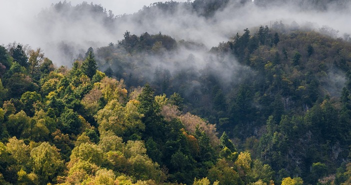 Октомври традиционно бележи прехода от есента към по студените месеци Тази