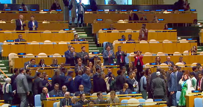 Кадри YoutubeДесетки делегати напуснаха залата на Общото събрание на ООН