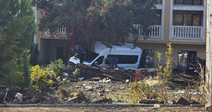 Заради компрометираната инфраструктура в района на в.с. Елените, силната напоеност