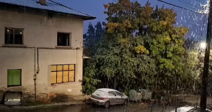 Сняг на парцали вали в Чепеларе.Сняг вали по високите части