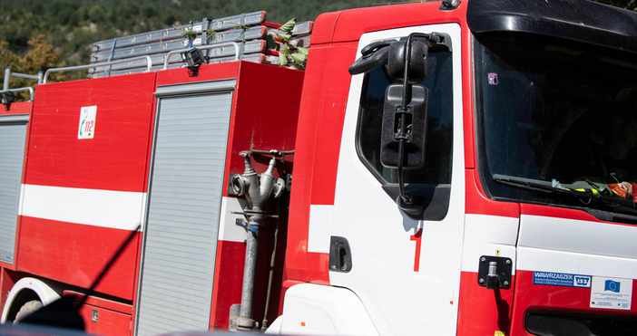 Два екипа на пожарната гасиха пожар в блок 60 в