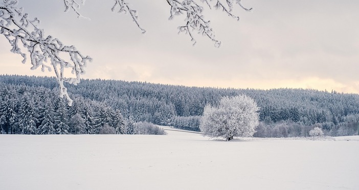 През следващото денонощие облачността над страната ще се задържи предимно