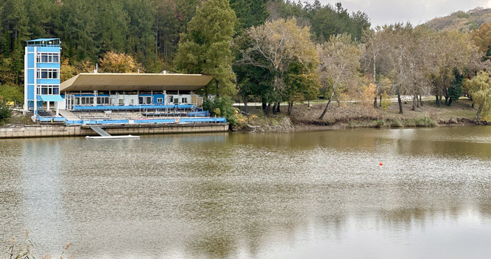 Продължаващо понижаване на влагата в дигата и устойчив спад на