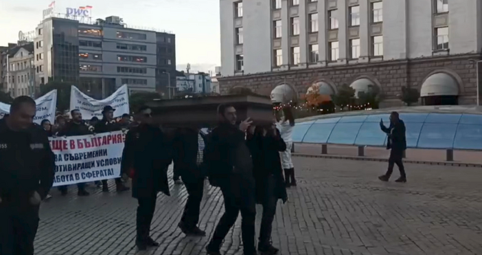 Млади лекари символично погребаха бъдещето си с ковчег пред Министерството