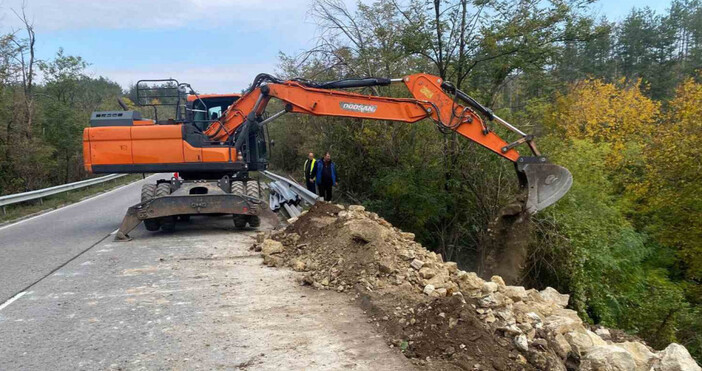 Снимки АПИНасипва се скален материал за аварийното укрепване на участъка