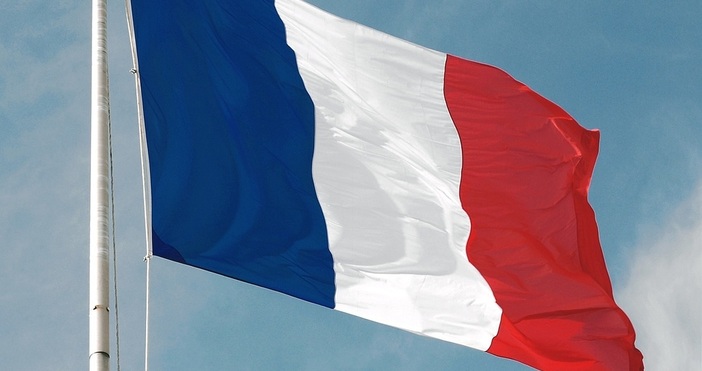 Правителството на френския премиер Себастиен Льокорню оцеля и при втори