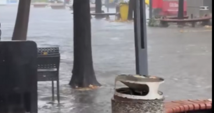 Проливен дъжд в Бургас няма опасност от наводнения съобщава