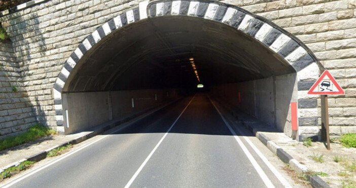 Движението в тунел Железница на път I 1 Благоевград – Кресна се осъществява с