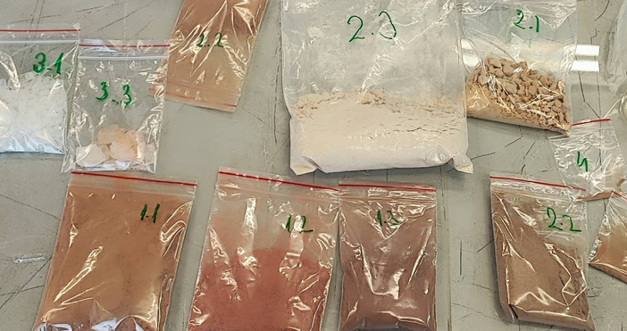 Четирима са задържани при полицейска операция срещу разпространението на високорискови