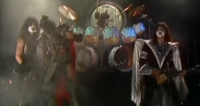 Според Rolling Stone музикантът е издъхнал след падане в дома