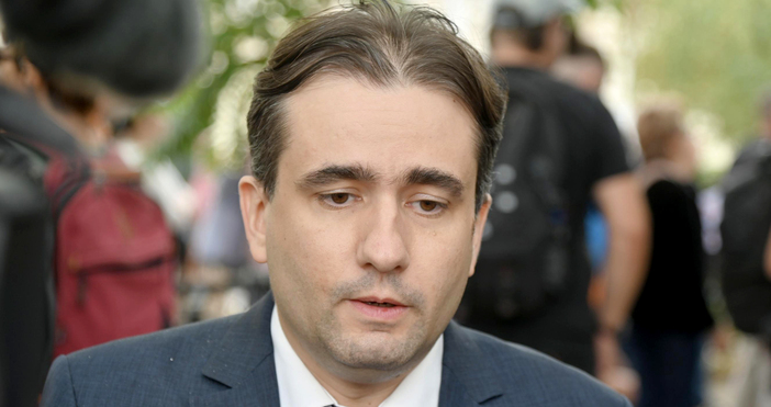 Властта се е скрила на тъмно и разпределя порции. Това