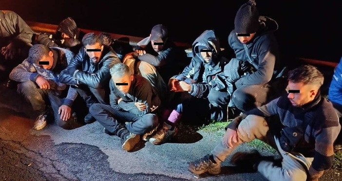 Задържани са 11 бежанци в микробус край Бургас съобщиха от