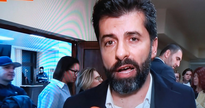 Бившият министър председател и съпредседател на Продължаваме промяната  Кирил Петков остро разкритикува лидера