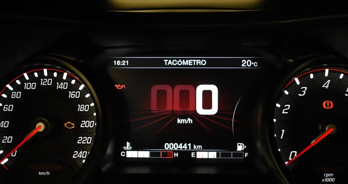 Шофирането на ниски обороти през цялото време изглежда спокойно и