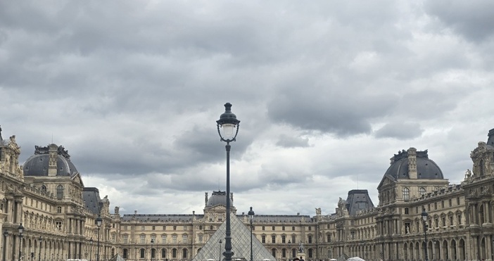 Петел бгВ Париж продължава издирването на четиримата крадци които проникнаха в
