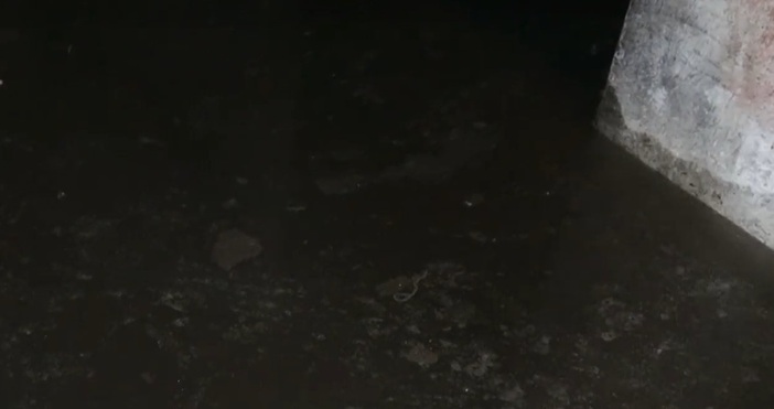 Жилищен блок в Добрич пропада заради постоянни наводнения от отпадни