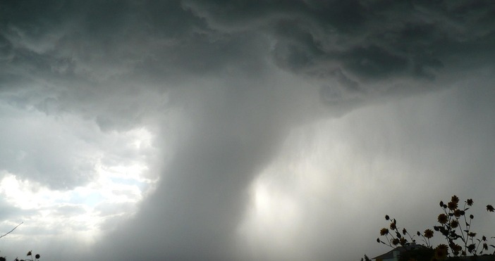 Внезапно и силно торнадо връхлетя вчера няколко населени места северно