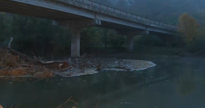 Заради компрометирано пътно платно затворен за тежкотоварни превозни средства остава