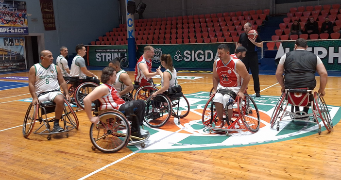 В зала Христо Борисов на спортен комплекс Черно море във