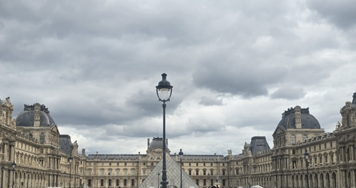 Дългогодишната директорка на Лувъра призна пропуски в сигурността позволили безпрецедентния