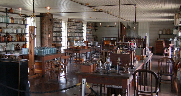 22 октомври 1879 година пуста разхвърляна лаборатория пълна с апарати