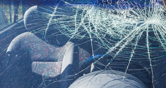 Загинали са трима а 17 души са ранени при пътнотранспортни