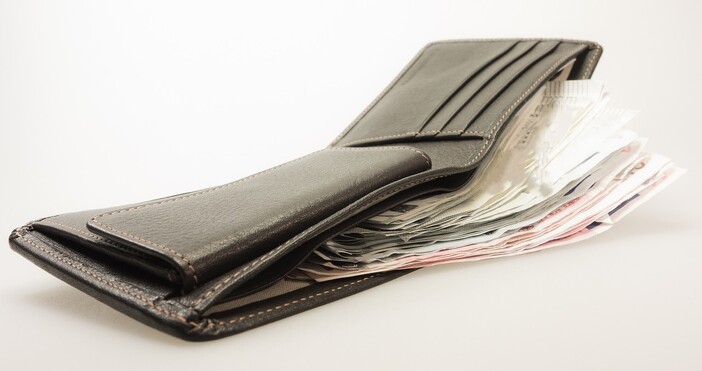 Банкнотите в обращение в България стават все по малко За първите