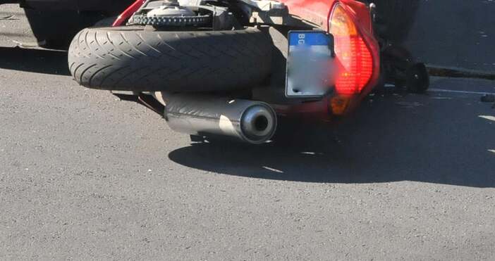 Катастрофа между мотоциклет и бус ограничава движението в едната лента